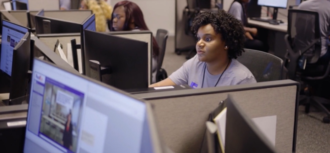 Studenten op desktopcomputers