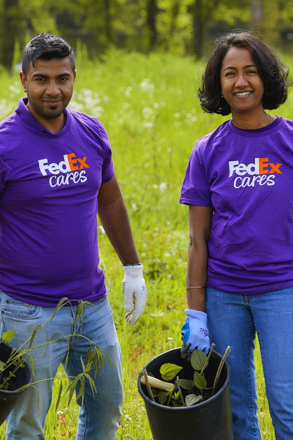 FedEx Employee reading to kids