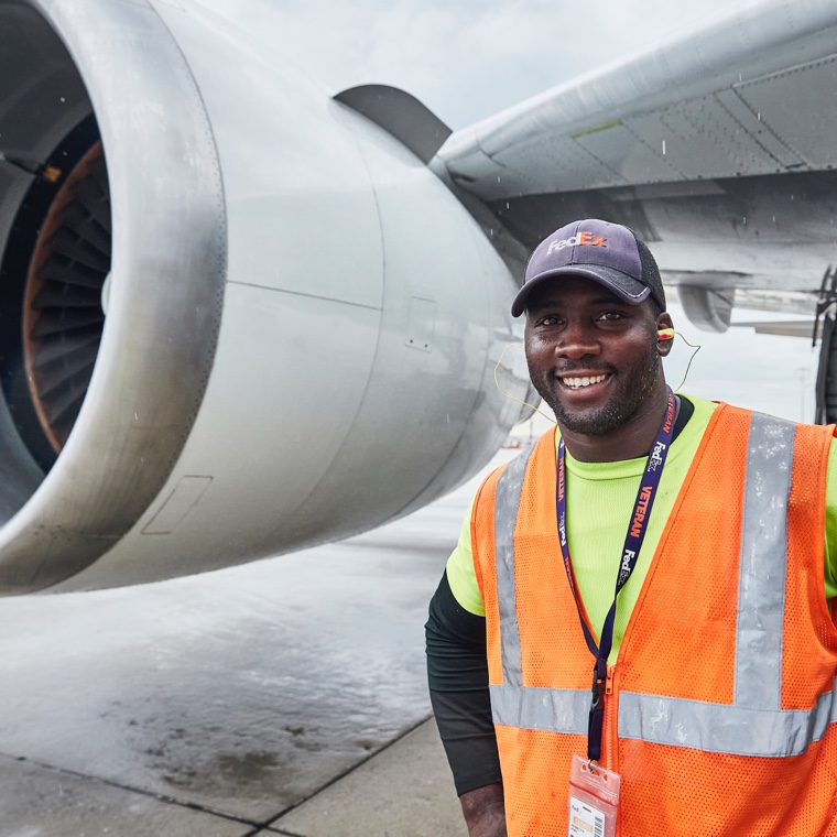 Employee in fron of a plane
