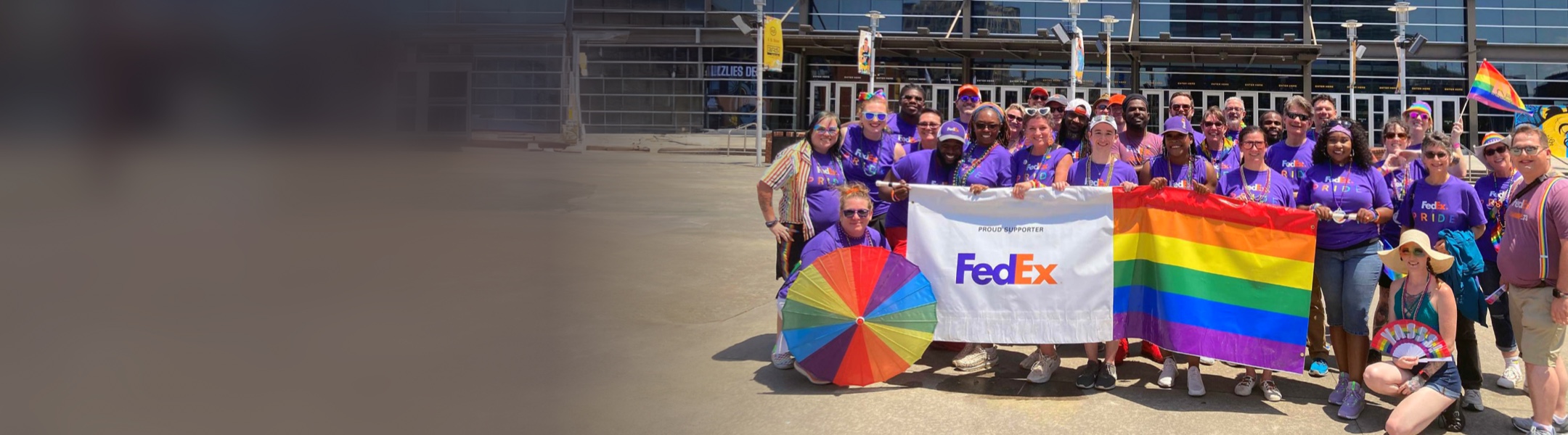 groep die regenboogvlag houdt