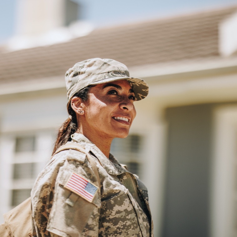 Veteraan in uniform glimlachend